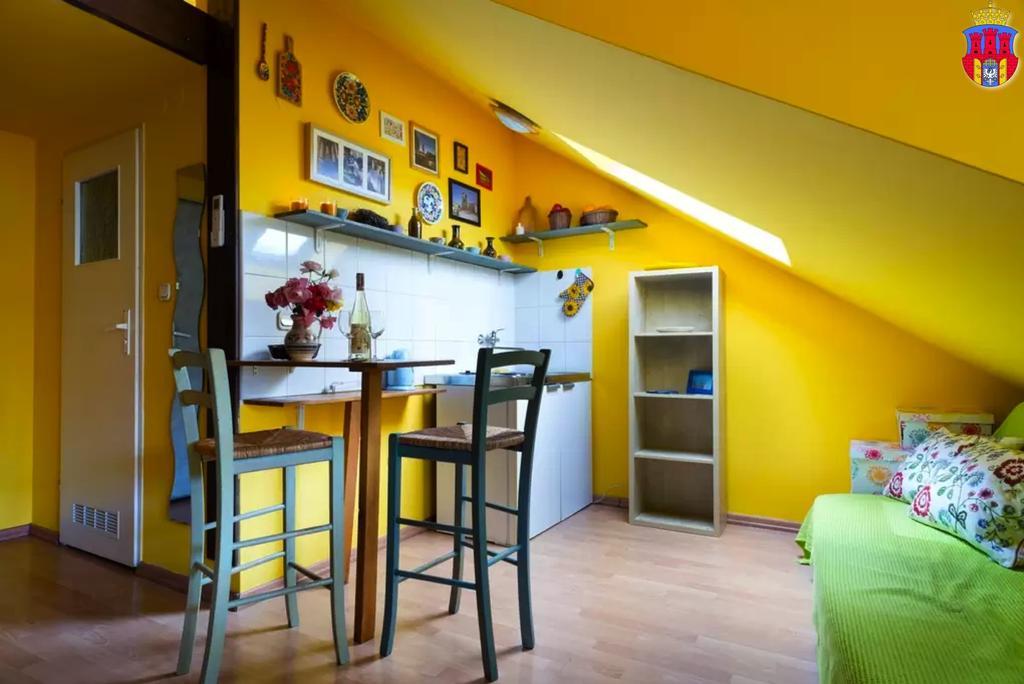 Live Like Locals: Market Square X Jewish District Cracovia Habitación foto